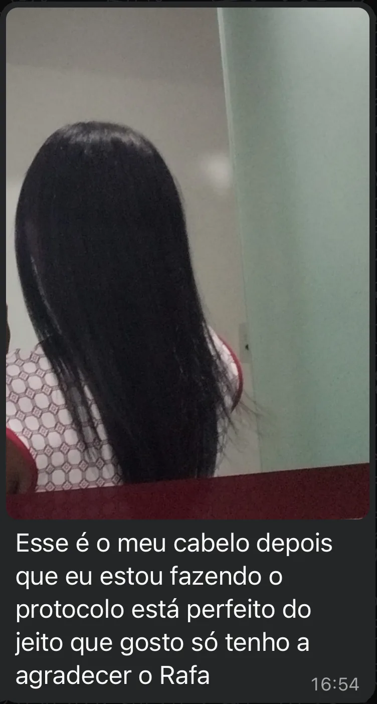 Conversa: aluna mostra o próprio cabelo liso e brilhante e escreve que é o cabelo dela depois que começou a fazer o protocolo, do jeito que gosta